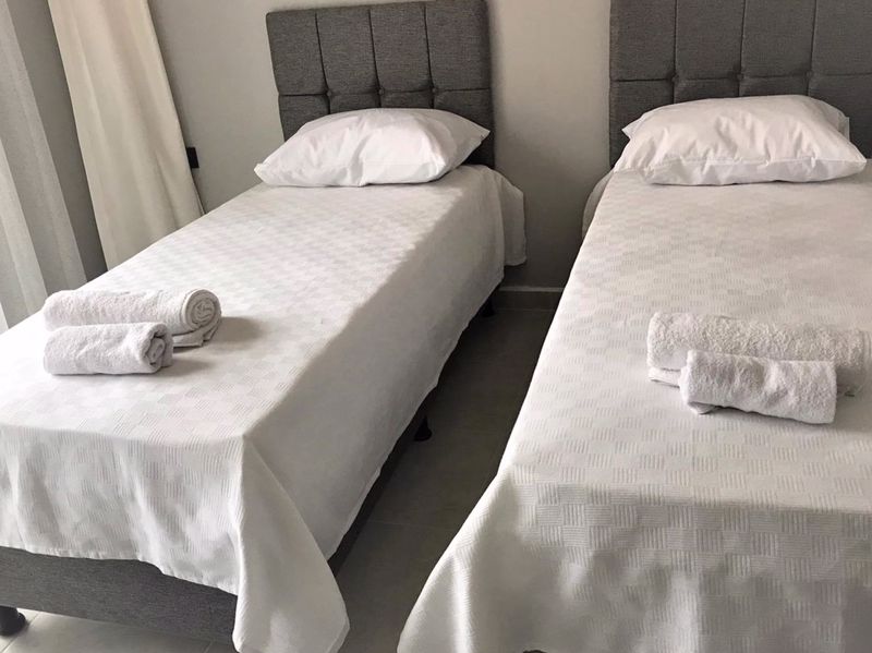 Çanakkale,Geyikli merkezde butik otel tarzındaki odalarımızla hizmetindeyiz. Sade ve şık  iki kişilik ayrı hazırlanmış yatak tarzımızla kahvaltı veya kahvaltısız fiyatlarımızla liya pansiyon’a bekleriz. Bozcaada feribotuna uzaklığımız 3km’dir. - Liya Pansiyon
