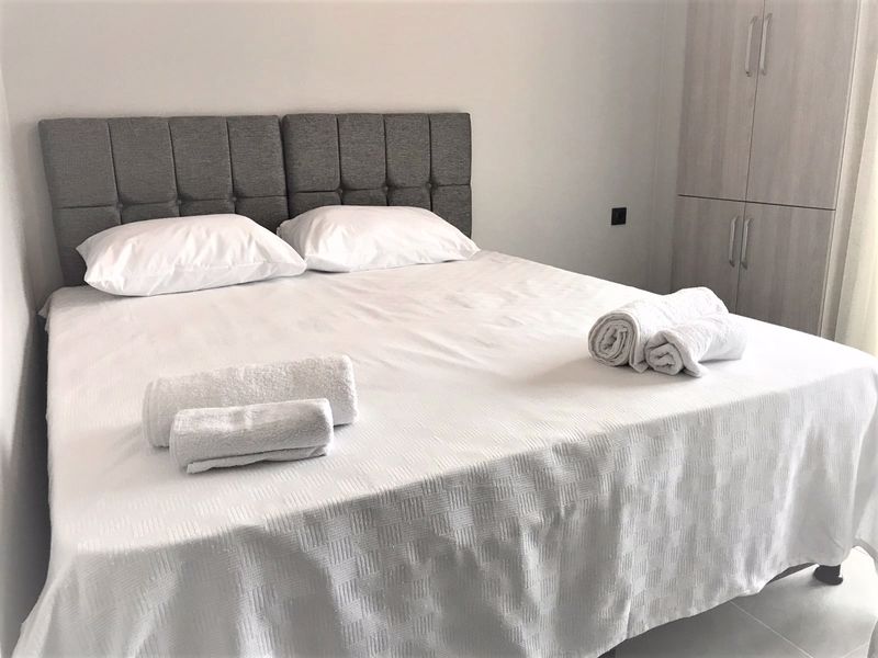 Çanakkale,Geyikli merkezde butik otel tarzındaki otelimizde 2 kişilik odada hazırladığımız geniş yatağınızda  rahat bir tatil geçireceksiniz. - Liya Pansiyon