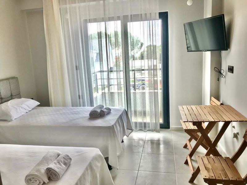 Geyikli merkezde 12 oda kapasiteli butik otel tarzında tasarlanmış olan liya pansiyon olarak hizmet vermekteyiz...Bozcaada feribotların kalkış yeri olan Geyikli yeni iskeleye sahile uzaklığımız 3km’dir. - Liya Pansiyon